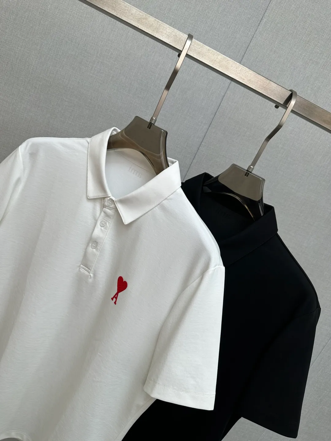 The 2026 spring and summer New Arrival debuts at the counter and is the latest New Arrival lapel short-sleeve, refreshing and breathable. Premium customized design, avant-garde and fashionable! The brand logo is designed with heavy craftsmanship. It feels soft. It is comfortable to wear. It has exquisite counter-level stitching. It has fine workmanship. The upper body effect is incomparably handsome! A must-have item for a stylish man! Sizes:M-3XL